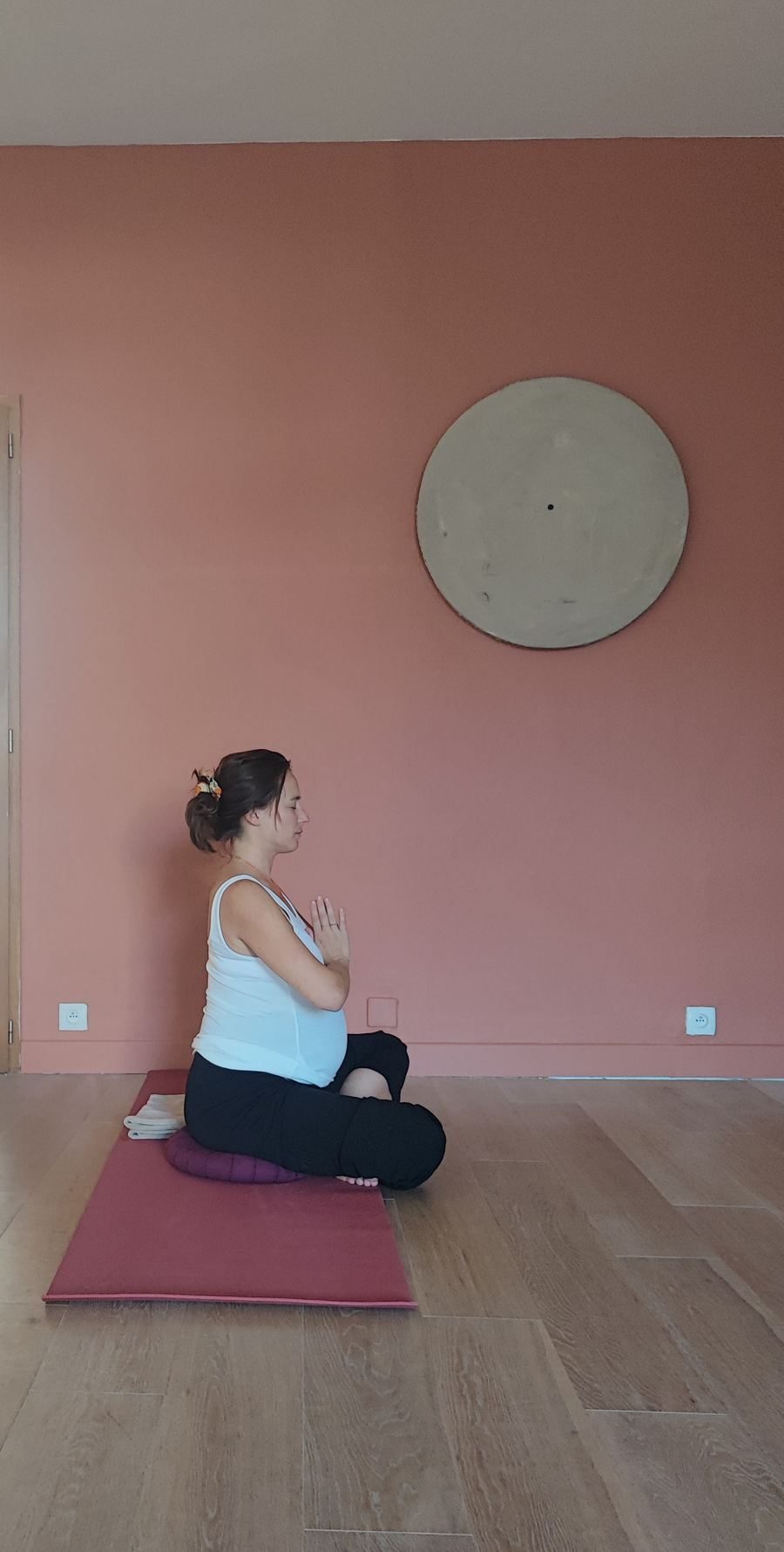Future maman en méditation